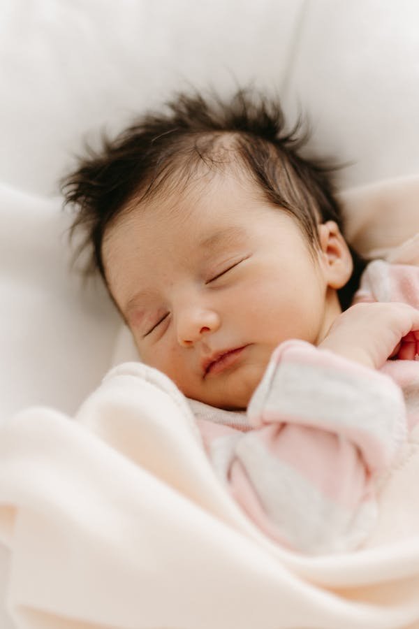 Dette de sommeil bébé : détection et solutions simples